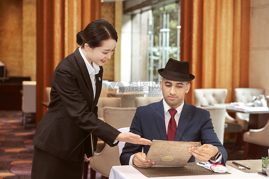 酒店餐飲服務 優(yōu)質餐廳廚師與服務員為外國客人提供卓越體驗
